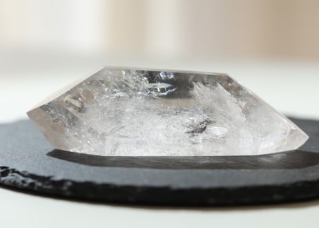 虹入りクリアクォーツ ダブルターミネーテッド ルチル入り【脈打つ】