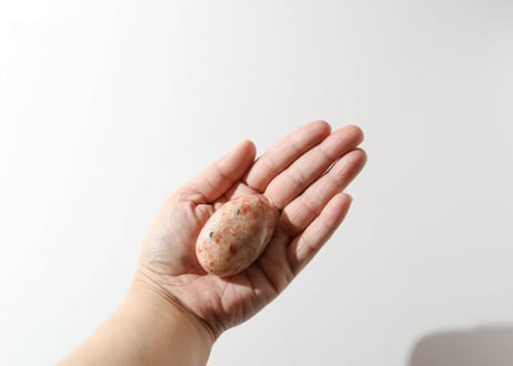 【LIVING YOUR TRUTH 真実を生きる（喜びで学ぶ・大成功）シジル封入 オリジナルカード付き❣️】サンストーン 握り石 ※イベントクーポン使用不可