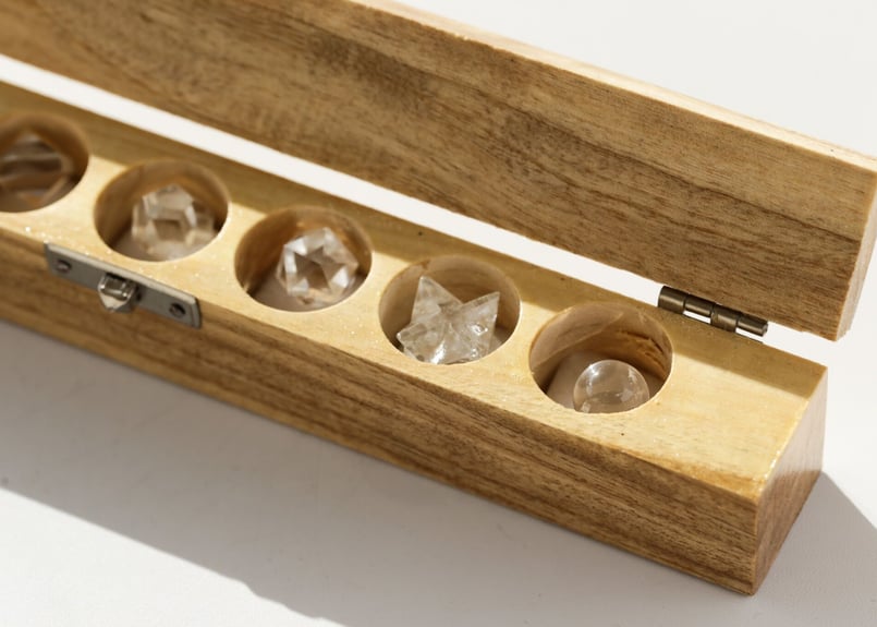 魔術道具】マニカラン水晶 幾何学7個セット 木箱入り | Y.S.Y24