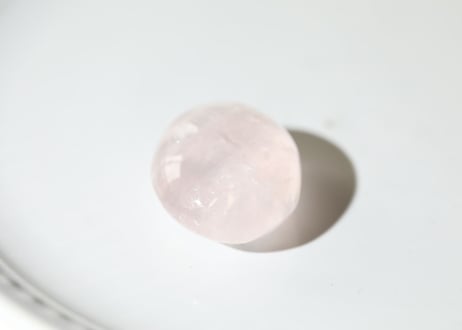 【Jewel】ハイクオリティ 虹入りローズクォーツ タンブル