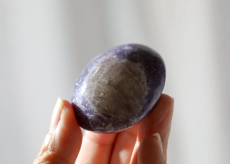 大技封入❣️【虚空蔵菩薩から智慧を授かる】レピドライト 握り石