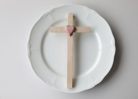 十字架とピンクのハートの壁掛け