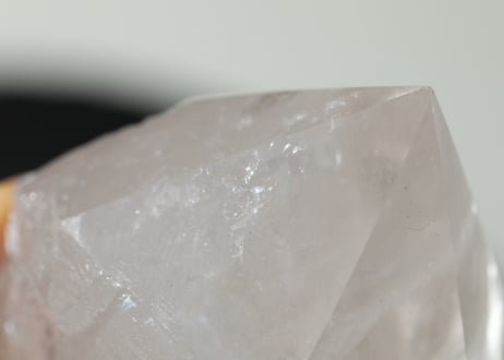 【神聖さを思い出す】虹入り クリアクォーツ ハーフポリッシュ