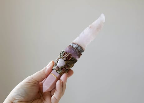 葉月ゆうによる技封入❣️【超越した幸運/良いカルマ/フロー】〈リメイク〉アメジスト＆アゲートの羽根とピンクオパールのバラのワンド ※イベントクーポン使用不可