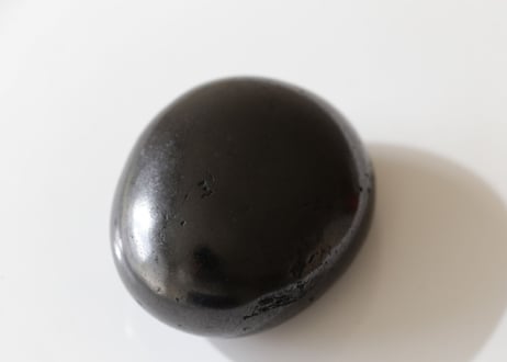 【目覚めの時】シュンガイトの大きな握り石
