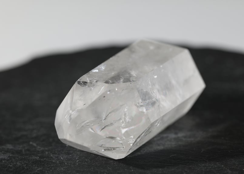 美しい意図を放つ人】トカンティンス産 虹入りクリアクォーツ ポイント