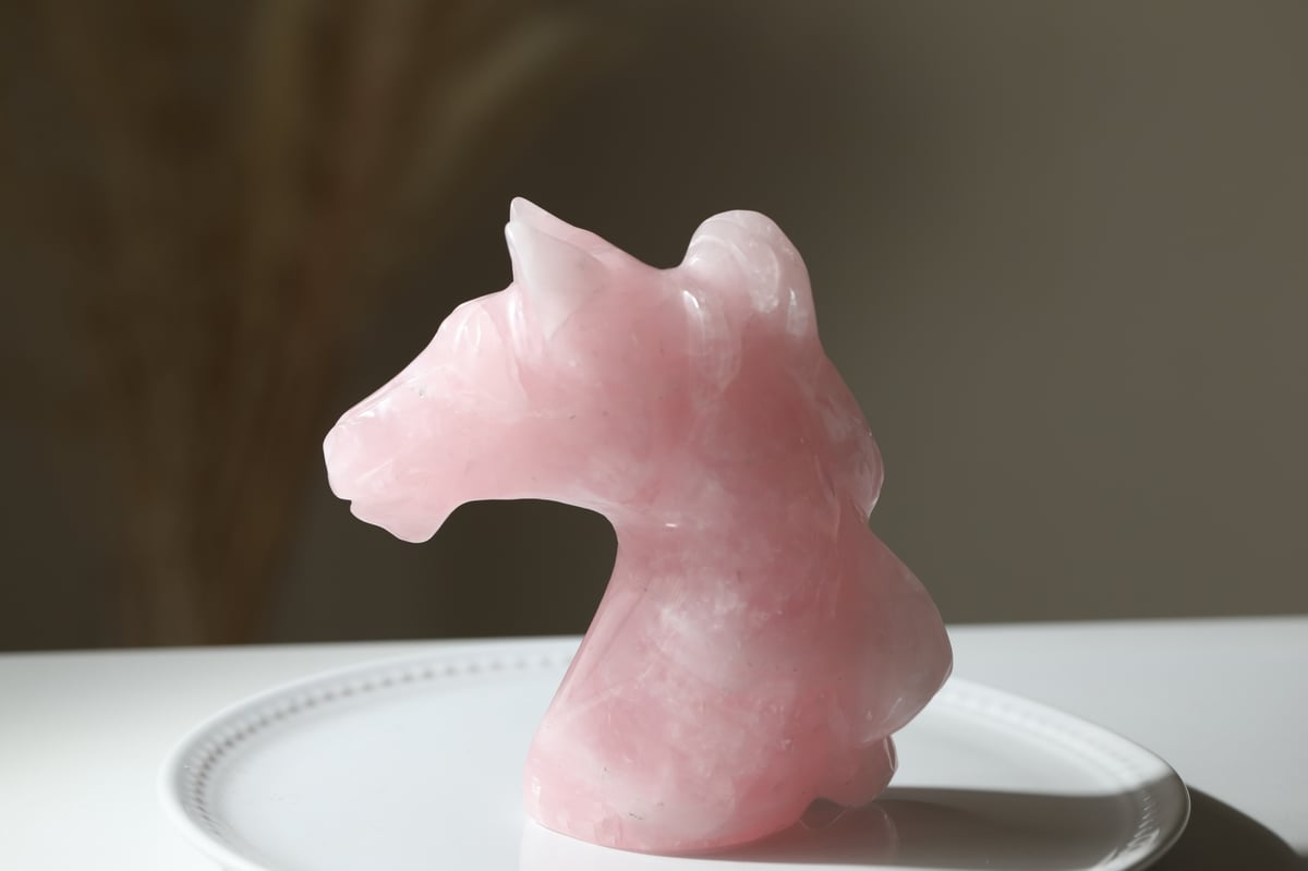 【希少】ローズクォーツ2kg ペガサス 馬 一刀彫 土台付き 粉晶 あなたらしい飛躍】ローズクォーツ 馬 | Y.S.Y24