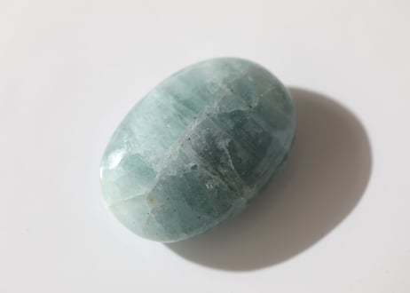 【心を癒す】虹入り アクアマリンの小さな握り石