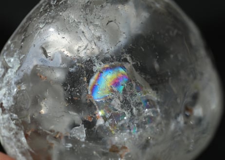 【やさしくつつむ】虹入り 手磨き 水晶