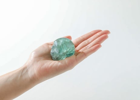 【覚醒の記憶】ハイクオリティ 虹入り グリーンフローライト スカル