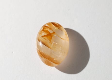 【光彩を集める】虹入り ヘマタイトインクォーツ タンブル