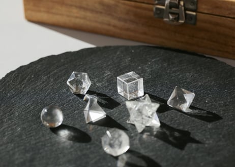 【魔術道具】マニカラン水晶  幾何学７個セット　木箱入り