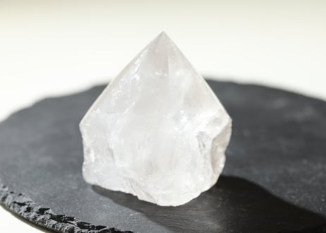 【神聖さを思い出す】虹入り クリアクォーツ ハーフポリッシュ