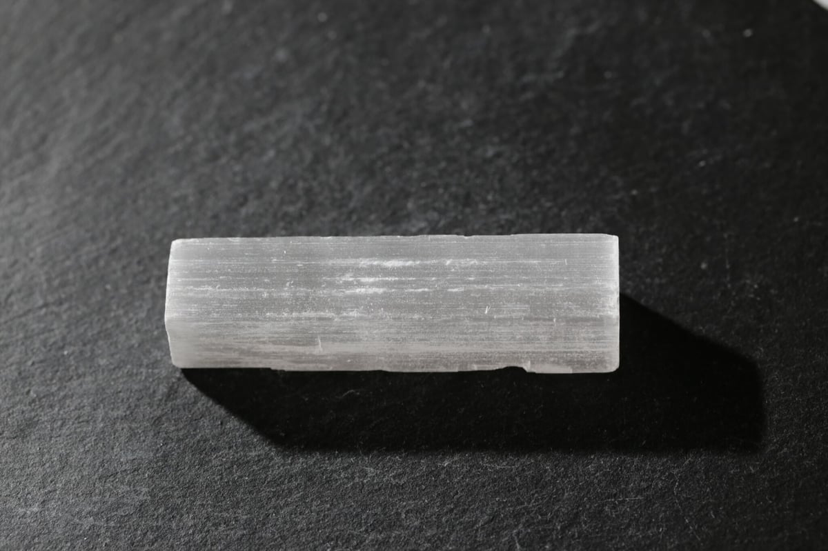 ★特選四石★強力な浄化作用♡【４本セット☆ナチュラルセレナイト♢原石ワンド】❤ 楽天市場】1個売り【ナチュラルセレナイト 原石】重さ約50g-100g