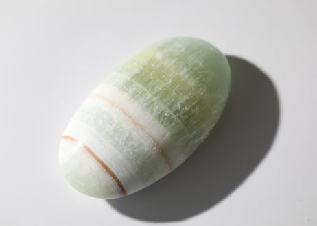 【juicy melon】ピスタチオカルサイト 握り石
