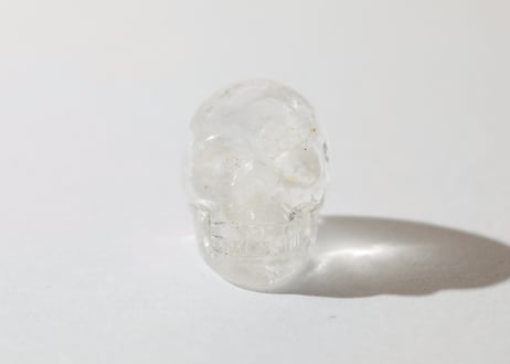 【CHAOSCLEARING カオス解消（自分を超えて成長する）シジル封入 オリジナルカード付き❣️】虹入り クリアクォーツ スカル ※イベントクーポン使用不可