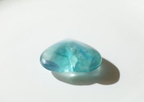 【透明な海】虹入り ブルーフローライト ハート