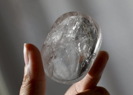 高品質 天然石 ピンク ジラソルクォーツ 握り石 置物 レインボー 薄いピンク 虹インクルージョン入り☆ピンクトルマリン s1395 天然石 Funky garuda