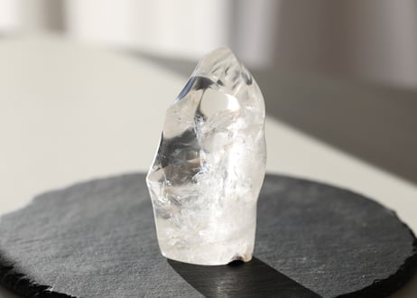【静かさに燃える】虹入り クリアクォーツ ファイヤーフォルム