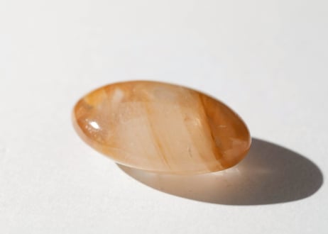 【光彩を集める】虹入り ヘマタイトインクォーツ タンブル