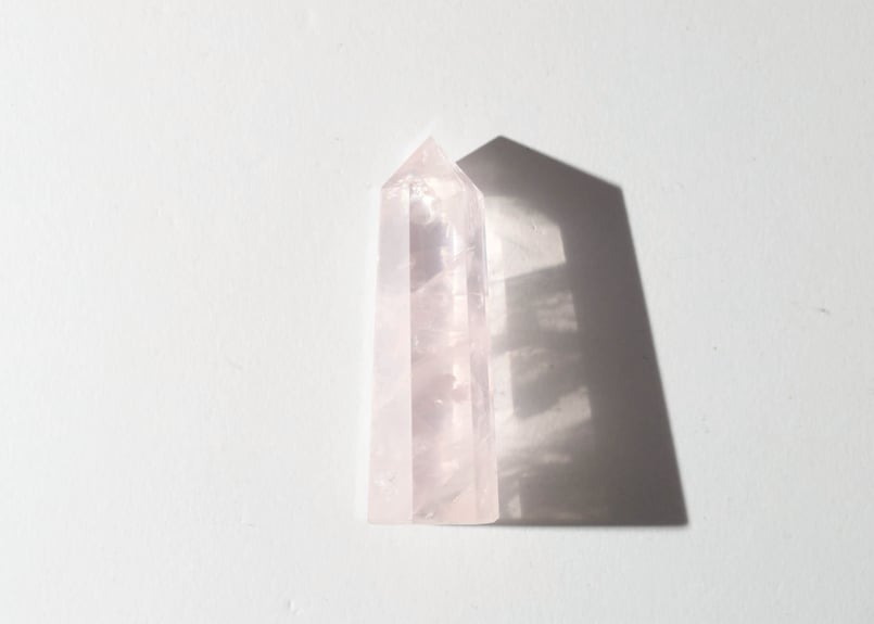 受容と再生の光】モザンビーク産 虹入り ローズクォーツ ポイント