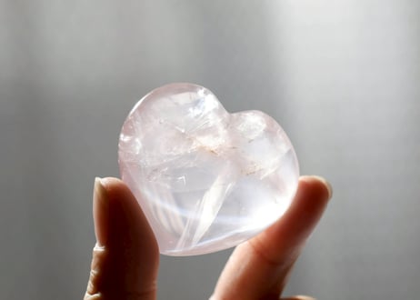 【CONNECTION つながり（必要なものすべてと繋がる） シジル封入 オリジナルカード付き❣️】＆【悟りのシッディ入り】虹入り ローズクォーツ ハート ※イベントクーポン使用不可