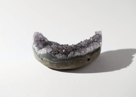 【宇宙の結晶】アメジスト クラスターの月 台座付き
