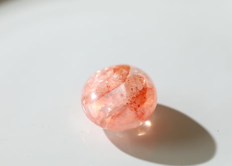 【朝日を浴びる】虹入り ヘマタイトインクォーツ タンブル