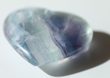 【永遠に広がる海】虹入り ブルーフローライト ハート