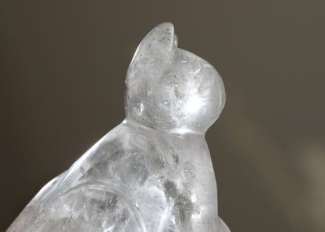 【福を招く】虹入り クリアクォーツ ねこ
