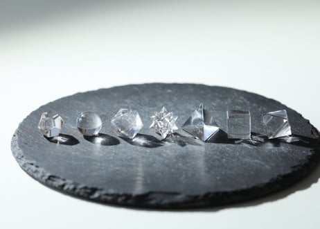 【魔法のクリスタル】ガネッシュヒマール産水晶　幾何学７個セット小 ラクタ箱入り