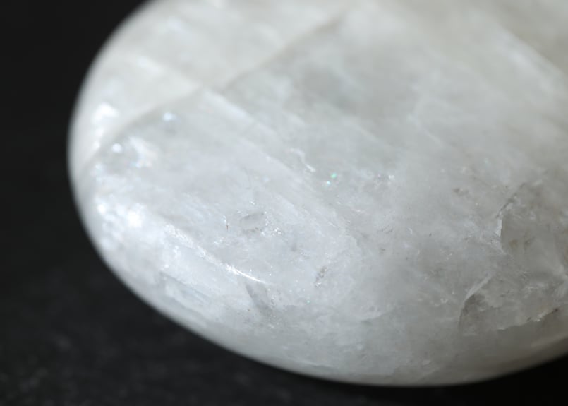 ヒーラーとしての使命】ロシア産ナトロライト 握り石 | Y.S.Y24