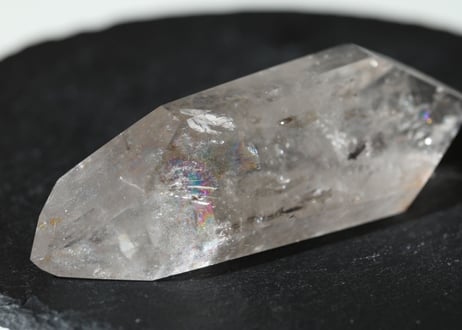 虹入りクリアクォーツ ダブルターミネーテッド ルチル入り【脈打つ】