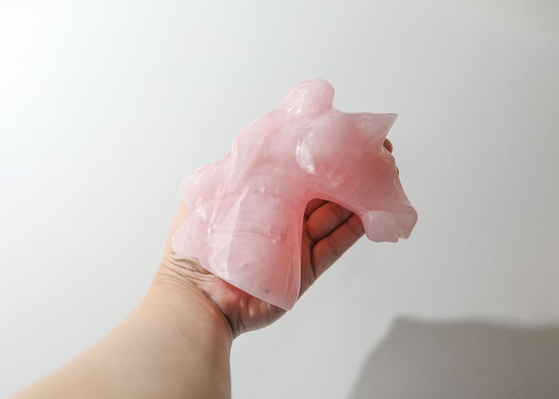 【希少】ローズクォーツ2kg ペガサス 馬 一刀彫 土台付き 粉晶 馬 うま 午 置物 水晶 ローズクォーツ 彫刻 天然石 パワーストーン