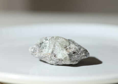【手のひらの奇跡】ロシア産 虹入りフェナカイト