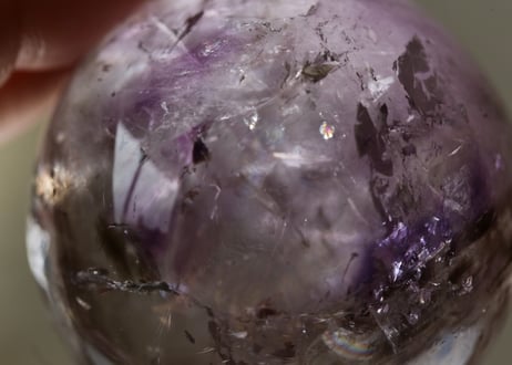 トリコロール 水晶 スフィア スワンの台座付き　【あるがままに】