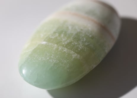 【juicy melon】ピスタチオカルサイト 握り石