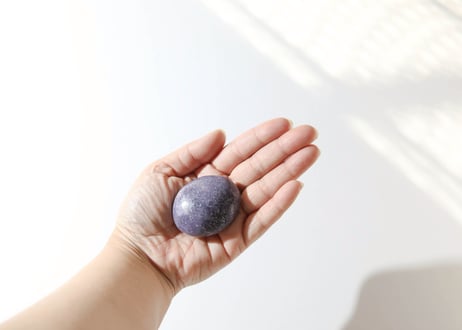 大技封入❣️【虚空蔵菩薩から智慧を授かる】レピドライト 握り石 ※イベントクーポン使用不可