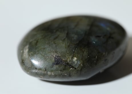 【変幻自在】にじいろラブラドライト 握り石