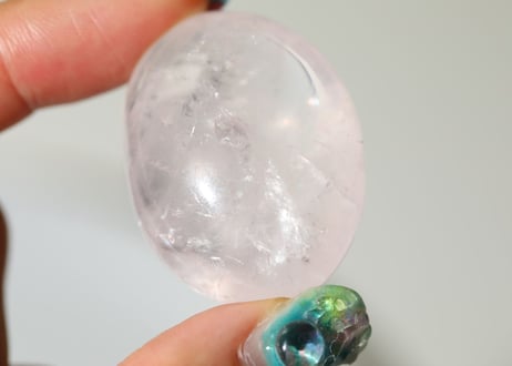 【Jewel】ハイクオリティ 虹入りローズクォーツ タンブル