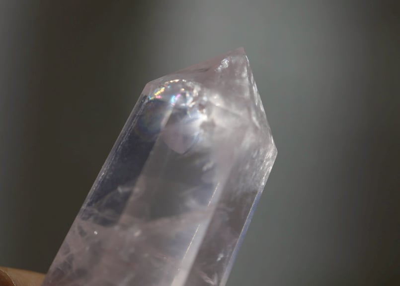 受容と再生の光】モザンビーク産 虹入り ローズクォーツ ポイント