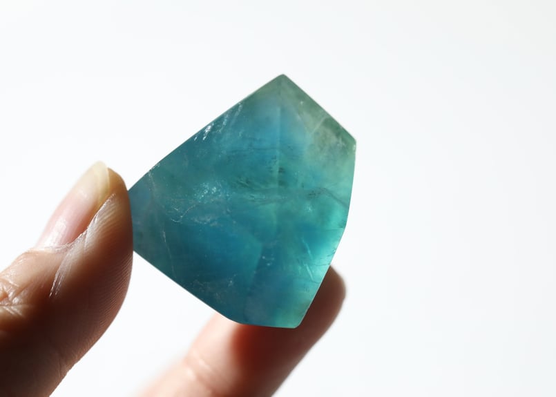 閃きが恵みとなる】虹入り ブルーフローライト フリーフォーム | Y.S.Y24