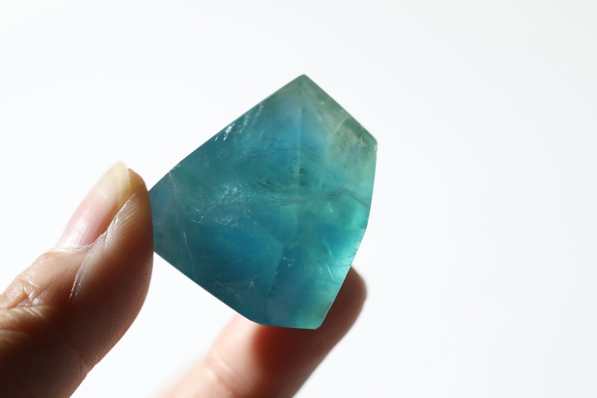 【新品】虹とファントムがいっぱい模様がお洒落なフローライトスフィア 閃きが恵みとなる】虹入り ブルーフローライト フリーフォーム