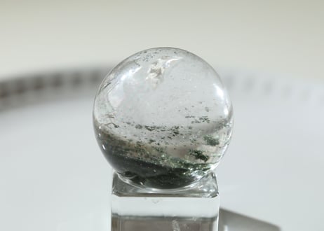 【永遠に】ガネッシュヒマール産 虹入り ガーデンクォーツ スフィア