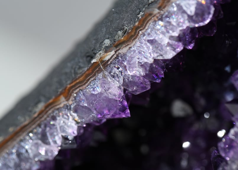 アメジストドーム　希少ルチル入り　最高の金運、財運、仕事運アップ　成功へと導く 希少 ルチル入りアメジストドーム 最高の金運、財運、仕事運