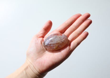 大技封入❣️【奇跡が起こる/必要な人と出会える】虹入り ヘマタイトインクォーツ 握り石 ※イベントクーポン使用不可