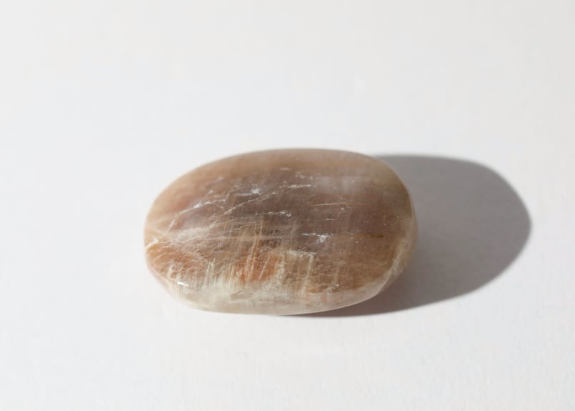 寄り添う月】ムーンストーン 握り石 | Y.S.Y24