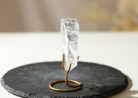 【ハイクオリティ】虹入り レムリアンシード 磨き 台座付き