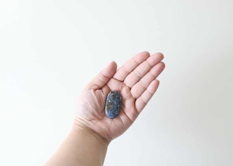 悟りのシッディ入り】インディゴカイヤナイト 握り石 | Y.S.Y24
