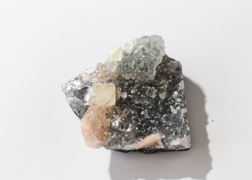 【匿名配送】アポフィライト・スティルバイト・カルサイト共生クラスター アポフィライト【694g】 スティルバイト カルサイト 共生 原石